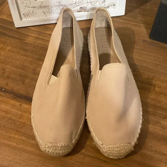 Naturalizer Tan Flats - Picture 1 of 5